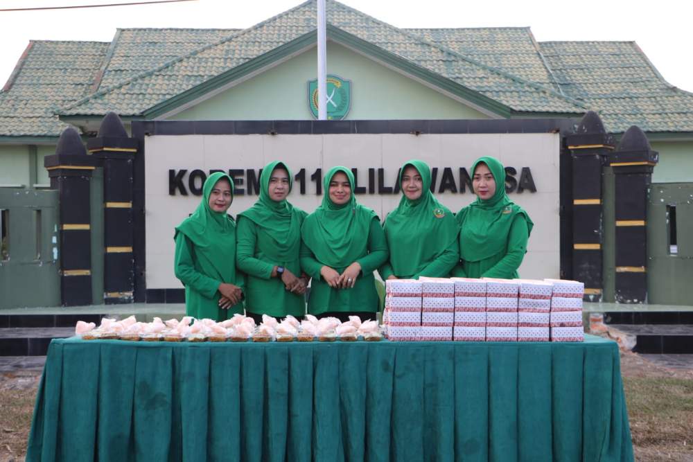 Foto bersama Ibu persit Kodim O104 Atim dan Ibu Dandim 0104