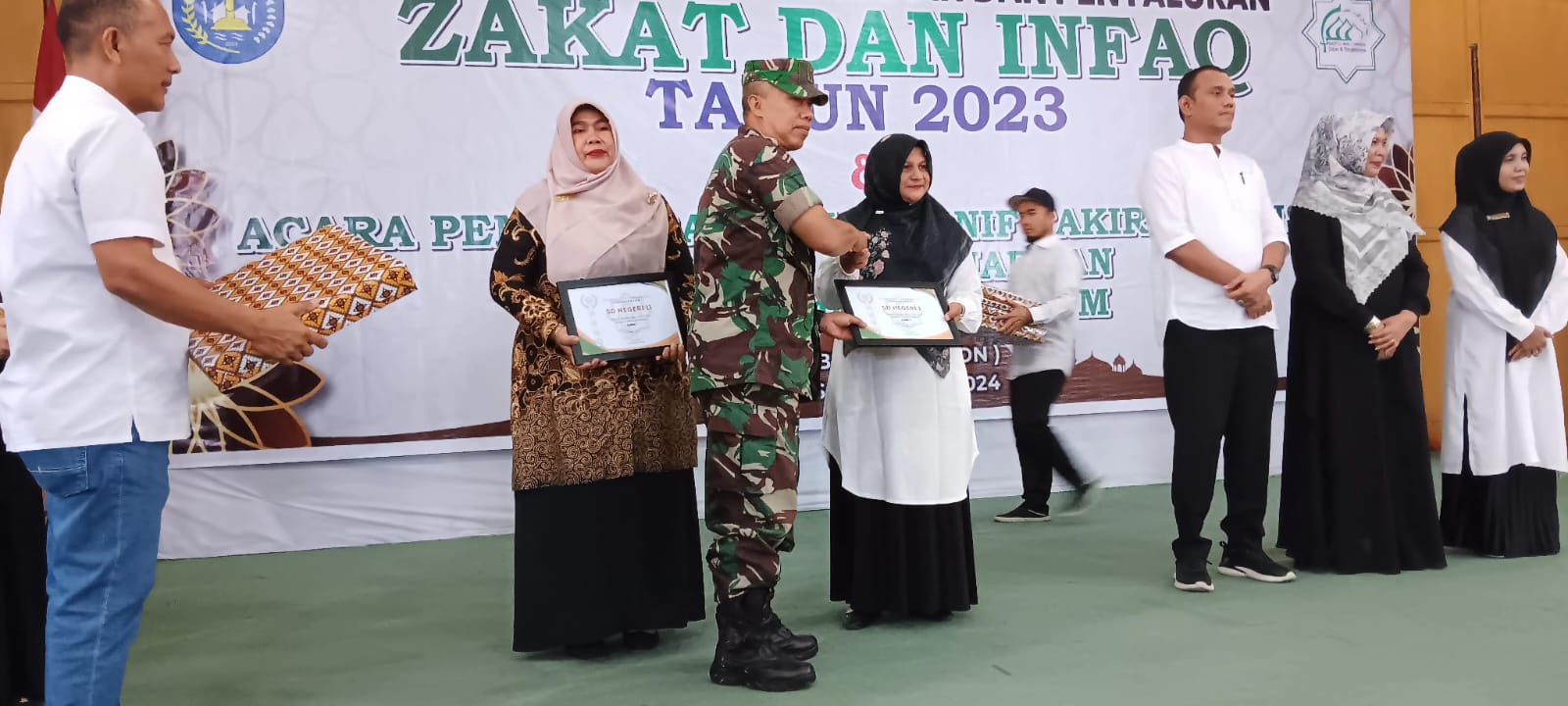 Photo penyerahan Piagam Anugerah dari Baitul Mal Kota Langsa yang di terima Ka.SDN 11 Langsa.