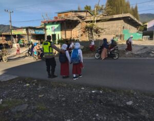 Polsek Permata Strong Point Pagi Demi Kelancaran Lalu Lintas