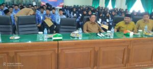 Sekda, Ir.Ibrahim M.Si Menyerahkan SK Kenaikan Pangkat 187 PNS Golongan IV Pemkab Bireuen.