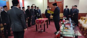 PJ. BUPATI BIREUEN BERPESAN TINGKATKAN KARIR SAMPAI KE TINGKAT NASIONAL SAAT MELANTIK PEJABAT ADMINISTRATOR, PENGAWAS DAN UPTD