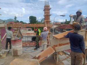 Peduli Terhadap Warga Binaan, Babinsa Bantu Warga Bangun Rumah