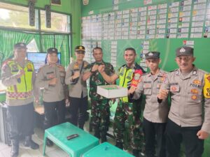 Kapolsek Linge berikan SURPRISE kue ulang tahun dalam rangka HUT TNI ke-78