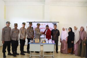 Polri Peduli Budaya Literasi: Polres Bener Meriah Bagikan Buku, Kitab, dan Al-Qur’an ke Pesantren Bustanul Arifin