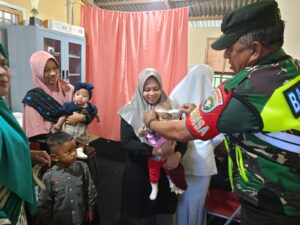 Kerja sama yang Baik Babinsa dan Bidan Desa di Posyandu