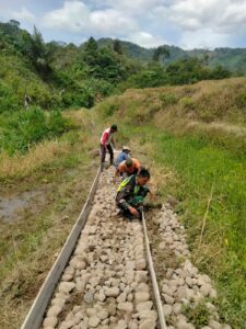 Dukung Program Desa, Babinsa Bersama Warga Bangun Rambat Beton