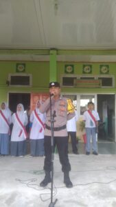 Polisi Negehi Sekulah, Bhabinkamtibmas Menjadi Pembina Upacara di MAN 2 Bener Meriah