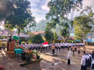 Danramil 01/Lut Tawar Pimpin Upacara Di SMP Negeri 4 Takengon