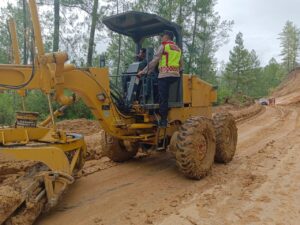 Polsek Linge Bekerjasama Dengan BPJN Lakukan Pembersihan Material Tanah Longsor Di KM 49