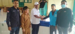 Ketua PMI Aceh, Murdani Yusuf Menyalurkan Bantuan Masa Panik Untuk Pengungsi Rohingya.