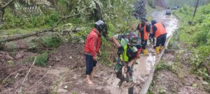 Tanggap Bencana, Babinsa Bantu Menangani Tanah Longsor