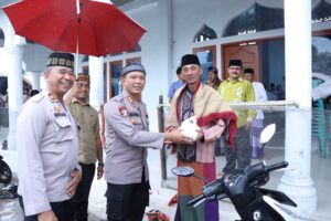 Kapolres Bener Meriah Gelar Kegiatan Jumat Bersih (Berbagi Kasih) Di Masjid Al – Zikir, Kecamatan Wih Pesam, Kabupaten Bener Meriah