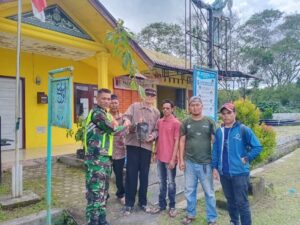 Babinsa : Bersama Tim Lapangan Dari LSM Lahir Salurkan Ribuan Bibit Pohon