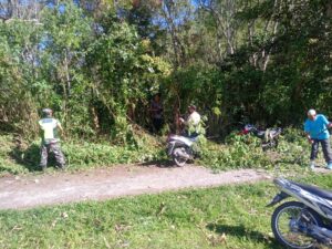 Peduli Lingkungan, Babinsa Bersama Warga Bersihkan Rumput Kanan Kiri Jalan