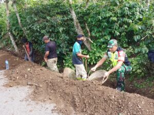 Atasi Genangan Air, Babinsa Bersama Warga Menggali Parit