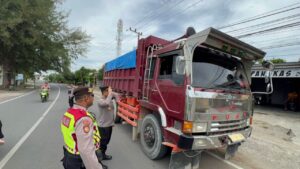 Tampung keluhan warga, Kapolsek Ulee Lheue Himbau Dum Truck Melintas setelah Bepergian Anak Sekolah