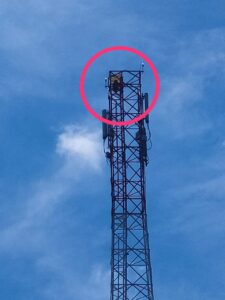 Emak-Emak Panjat Tower Provider di Indra Makmur Aceh Timur, Berhasil di Evakuasi oleh Polisi bersama TNI dan Warga