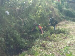 Babinsa bersama warga Antusias Pembersihan menyambut BKMT Kecamatan Permata