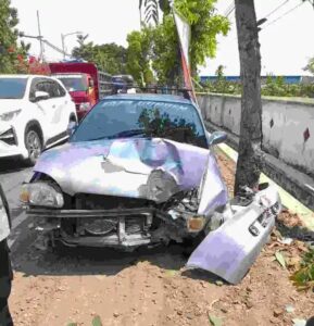 Mobil Sedan di Gambiran Banyuwangi Ringsek Akibat Hantam Pohon Mahoni