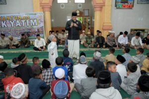 Jamaah Masjid Agung Babussalam Santuni Anak Yatim di Kampung Ramung Jaya