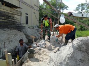 Sinergi TNI Bersama Rakyat, Babinsa Bantu Bangun Rumah Warga