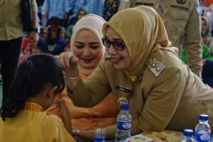 Bersama Bunda PAUD, Wakil Bupati Bagikan Makanan Tambahan Untuk Siswa PAUD