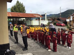 Polsek Bukit Gelar Kegiatan Polisi Sahabat Anak: Membangun Kecintaan dan Pemahaman Awal Terhadap Kepolisian
