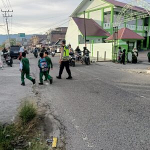 Untuk Menjaga Keamanan Dan Keselamatan Berlalu Lintas, Polisi Lakukan Strong Point