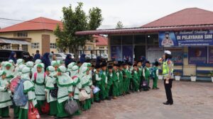 Edukasi Tertib Berlalulintas Bagi Anak-Anak SD IT AL-Manar Oleh Sat Lantas Polres Bener Meriah