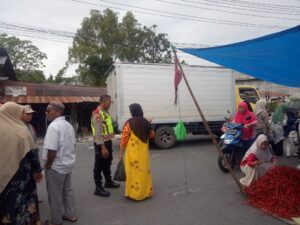 Personel Polsek Timang Gajah Melaksanakan Patroli dan Pengaturan Di Pasar Tumpah Lampahan Timur