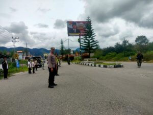 Personel Polres Bener Meriah Melaksanakan Pengamanan Penertiban Alat Peraga Kampanye (APK) di Kabupaten Bener Meriah