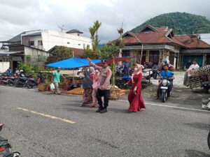Personel Polsek Wih Pesam Laksanakan Patroli dan Pengaturan di Pasar Simpang Balik