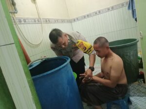 Peduli Terhadap ODGJ, Bripka Candra Rawat Orang Dengan Gangguan Jiwa di Bener Meriah