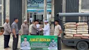 Jum’at Berkah Polsek Ulee Lheue memberikan Bantuan kepada Mesjid Al I’tibar Gampong Deah Glumpang Kec. Meuraxa Kota Banda Aceh.