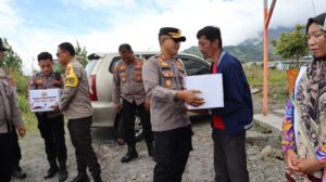 Kapolres Bener Meriah Salurkan Bantuan Sosial Pasca Bencana Alam Angin Puting Beliung Di Kecamatan Wih Pesam