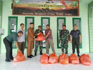 Pemda Dan Kalak BPBD Bener Meriah Saluran Bingkisan Pasca Angin Puting Beliung di Asrama Kodim