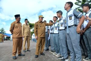 Pj. Bupati Bener Meriah Menjadi Inspektur Upacara di SMAN 2 Timang Gajah