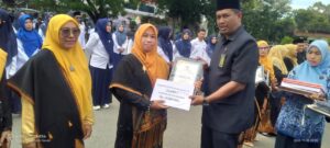 M.Syauqi, S.H.I, S H, M.H Hadiri Dan Menyerahkan Piagam Penghargaan Terhadap Guru Berprestasi Katagori Kepala Sekolah