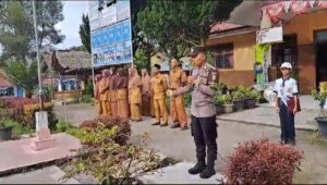 Berikan Edukasi Saat Menjadi Pembina Upacara Bendera Di SMP Negeri 2 Wih Pesam