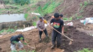 Bangun Pesantren Bhabinkamtibmas Polsek Bandar, Gotong Royong Bersama Masyarakat.