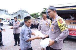 Kapolres Bener Meriah, Gelar Kegiatan Jumat Bersih (Berbagi Kasih) Di Masjid Al Muttaqin, Kecamatan Wih Pesam.