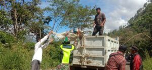 Wujudkan Lingkungan Bersih, Babinsa Bersama Warga Lakukan Gotong Royong