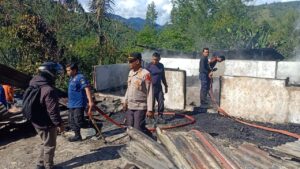 Kebakaran Satu Unit Rumah Warga di Kecamatan Bandar Polisi Bantu Proses Pemadaman