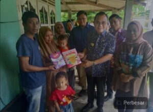 Datangi Rumah Warga, Pj Bupati Hani Syopiar Rustam Serahkan Bantuan Langsung Kepada Keluarga Beresiko Stunting