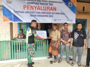 Berikan Rasa Nyaman, Babinsa Koramil 10/Celala Dampingi Penyaluran Dana BLT-DD