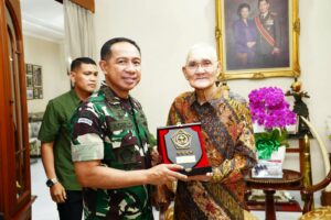 Panglima TNI Kunjungi Sesepuh TNI Jenderal TNI (Purn) Try Sutrisno