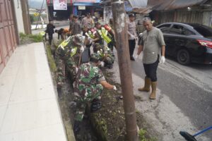 Jajaran Koramil Kodim 0119/BM Aksi Karbak Antisipasi Banjir dan Hindari Munculnya Wabah Penyakit