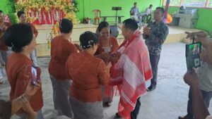 Hadir di Perayaan Natal PWKKP, Bupati Labuhanbatu Terima Ulos Kehormatan