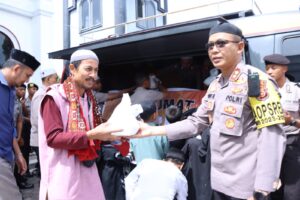 Kapolres Bener Meriah Gelar Kegiatan Jumat Bersih (Berbagi Kasih) Di Masjid Jamik Al – Munawarah