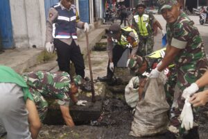 Jum’at Berkah: Kodim 0119/BM Instruksikan Koramil Jajaran Pembersihan Sarana Umum Dibarengi Memberikan Makanan Ringan